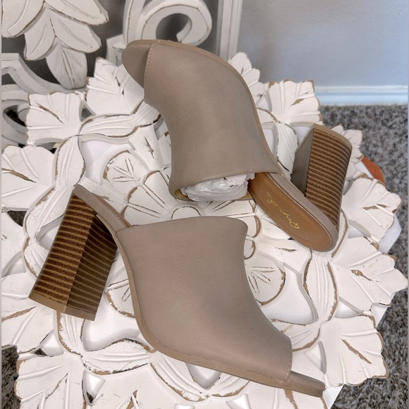 Dorcas mules Open/peep toed Heel Mule in taupe BRAND NEW IN BOX! - Picture 2 of 8